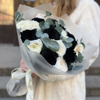 Чёрные розы с ранункулюсами